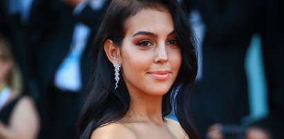 Georgina Rodriguez we frywolnej pozie. Dziewczyna Cristiano Ronaldo prezentuje swoje atuty