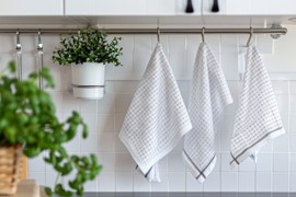 Najbolji trik za izbeljivanje kuhinjskih krpa: Samo JEDAN SASTOJAK treba da stavite u mašinu i biće kao nove