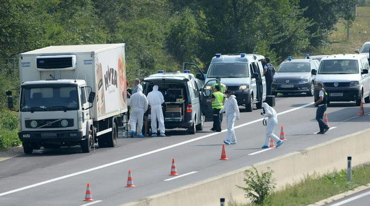 Ausztriában hagyta a sofőr a kamiont, melyben a 71 menekült megfulladt /Fotó: MTI