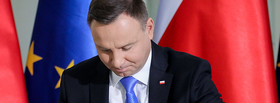 Prezydent Andrzej Duda podpisał nowelizację ustawy, w której zapisano, że obniżenie uposażeń parlamentarzystów jest zgodne ze społecznymi oczekiwaniami