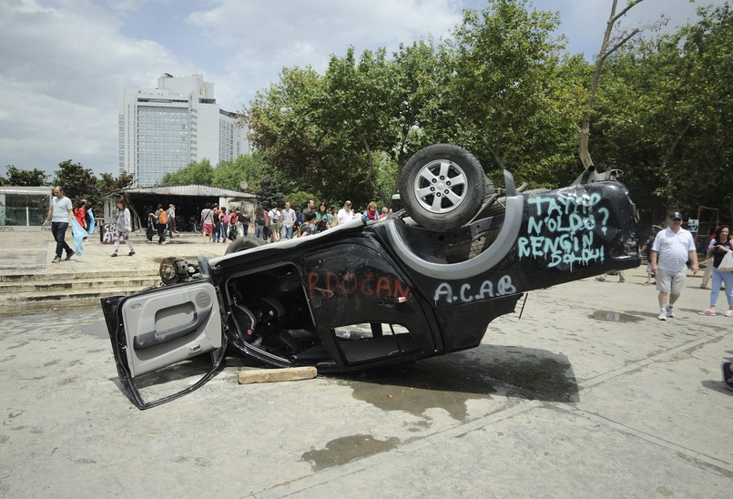 Taksim Square - Turkowie protestują przeciwko budowie centrum handlowego.