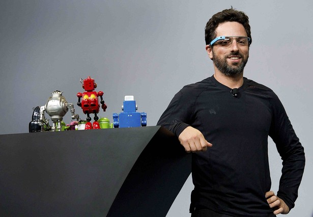 „Tykający zegar” oszukać chce również drugi z twórców Google’a – Sergey Brin. 41-latek skupia się dziś na inwestowaniu w badania nad leczeniem choroby Parkinsona. W 2008 roku odkrył, że posiada gen, który umieszcza go w grupie wysokiego ryzyka. Od tego czasu Brin przeznaczył ponad 150 mln dolarów na walkę z chorobą. Amerykański biznesmen wierzy, że informatyka, a w szczególności rozwój „big data”, są w stanie pomóc w odkryciu wszelkich tajników ludzkiego DNA. Swego czasu Brin stał również na czele spółki Google X, która zajmowała się m.in. zaawansowanymi badaniami biotechnologicznymi. Jedną z gałęzi „tajnego” laboratorium Google’a była grupa Life Science. Po ostatniej restrukturyzacji amerykańskiej firmy i powstaniu koncernu Alphabet, Life Science stała się oddzielną spółką. Brin podkreśla, że będzie ona zajmować się pracą nad „technologiami, które zmienią sposób, w jaki wykrywamy i leczymy i zapobiegamy chorobom”.