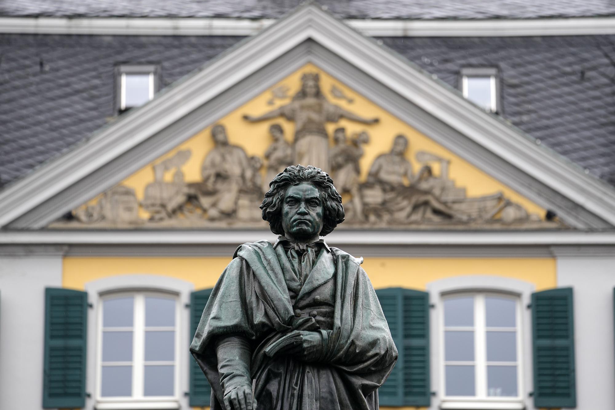 Socha svetoznámeho skladateľa Ludwiga van Beethovena v centre jeho rodiska v nemeckom Bonne.