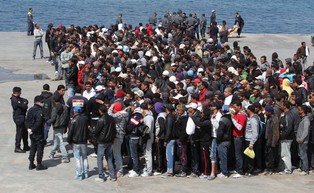 Lampedusa zalana emigrantami. Pięć kolejnych łodzi z ponad 200 migrantami dotarło na wyspę