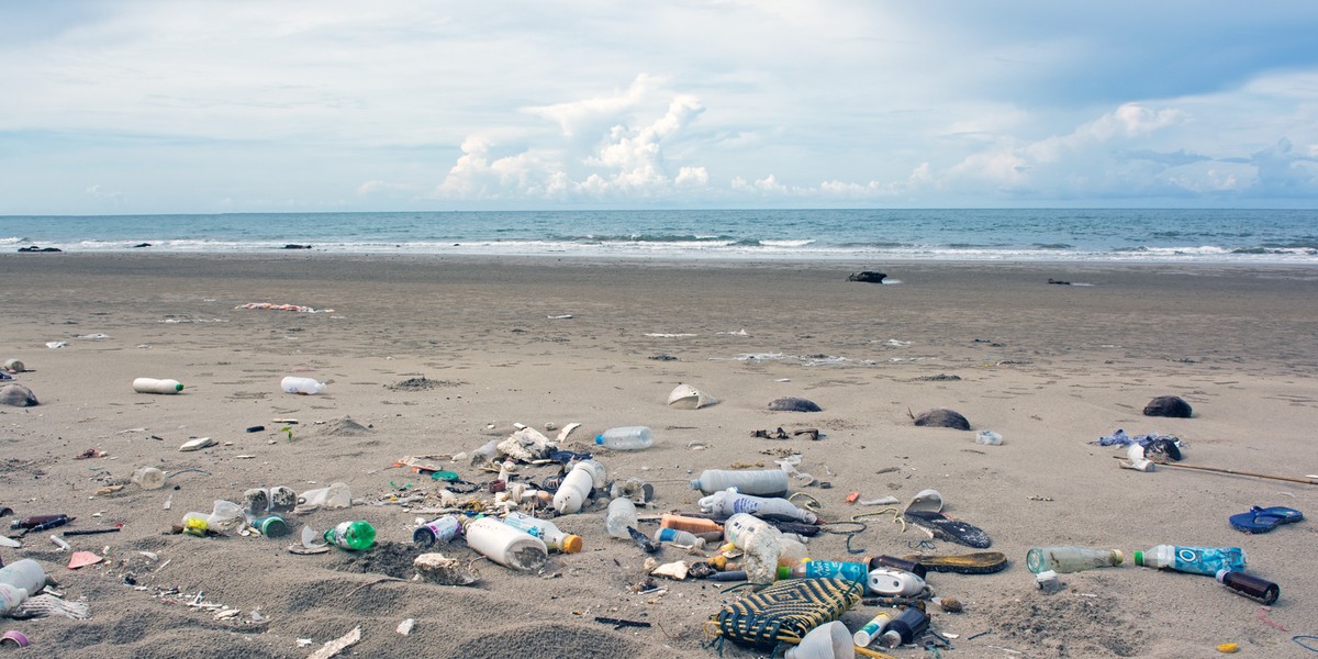 W wakacje plaże często zamieniają się w śmietniki. Ministerstwo klimatu liczy, że turystów odstraszą wysokie kary.