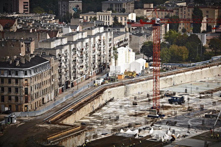 Rewitalizacja EC-1 ma kosztować 82,7 mln zł - taką kwotą Unia Europejska dofinansuje rewitalizację byłej elektrociepłowni EC1 na cele kulturalne. Taką decyzję podjęła właśnie komisja europejska. Pozostałą kwotę - około 190 mln zł - na budowę dwóch kompleksów EC1 Wschód i EC1 Zachód oraz ich wyposażenie musi zabezpieczyć Urząd Miasta Łodzi. Na zdjęciu: Widok na budowę podziemnego dworca kolejowego Łódź Fabryczna oraz Nowe Centrum Łodzi i EC1. fot.(4)