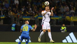 Neurolodzy ostrzegają. Częste uderzanie piłki głową grozi zaburzeniami poznawczymi i demencją