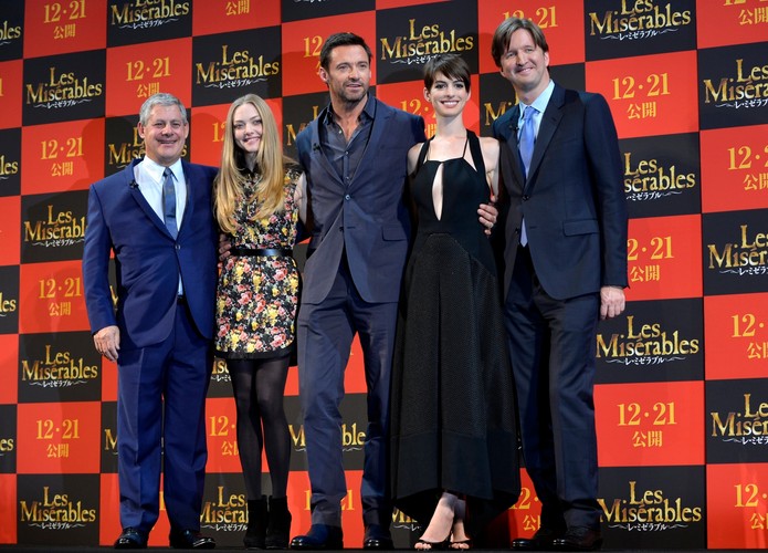 Producent Cameron Mackintosh, Amanda Seyfried, Hugh Jackman, Anne Hathaway i reżyser Tom Hooper na premierze 'Les Misérables' w Tokio