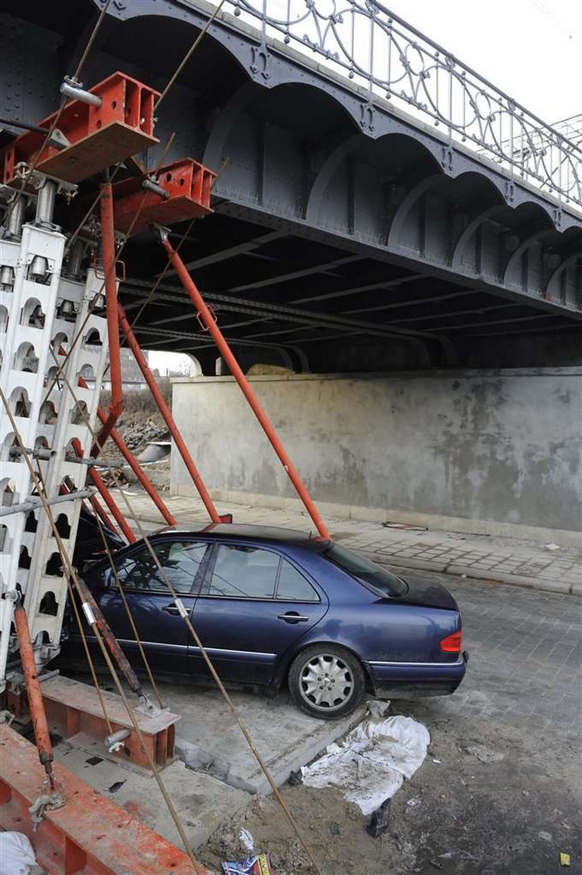 Kierowca staranował wiadukt