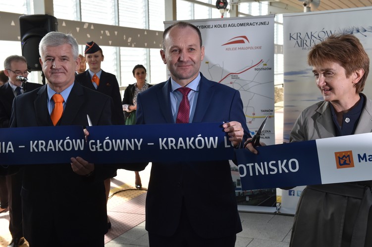 Prezes Kolei Małopolskich Ryszard Rębilas (L) (L), minister infrastruktury i rozwoju Maria Wasiak (P) oraz marszałek Małopolski Marek Sowa (C) podczas uroczystości otwarcia nowego terminalu. <br><br> (jb/cat) PAP/Jacek Bednarczyk