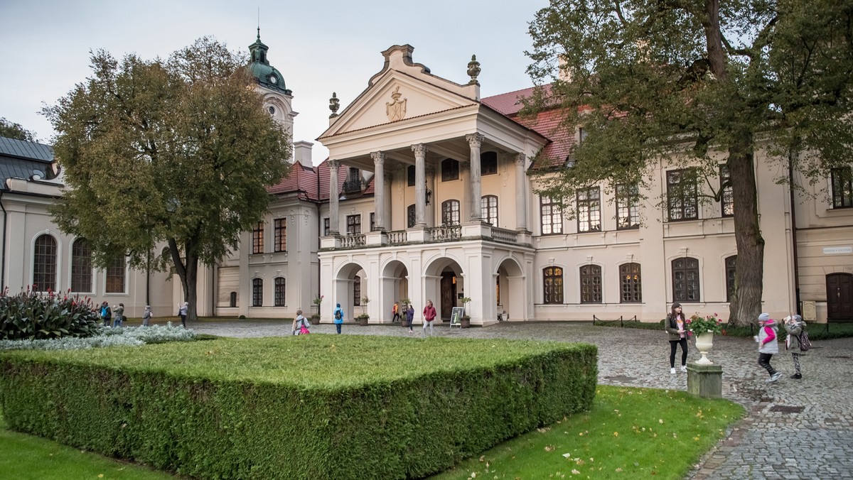 Karma, smycz czy legowisko dla psa zastąpi 3 grudnia bilet wstępu do Pałacu Zamoyskich w Kozłówce – zabytkowej rezydencji magnackiej w Polsce. Dary trafią do schroniska dla psów w pobliskim Nowodworze.