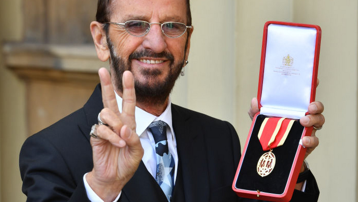 Ringo Starr przyjął dziś w Pałacu Buckingham z rąk księcia Williama tytuł szlachecki za wybitne osiągnięcia w muzyce. Od dziś perkusista The Beatles może mianować się jako Sir Richard Starkey.