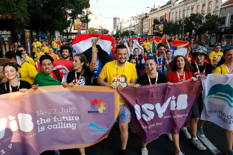 "Defile zastava" - centrom grada viorile su se zastave iz raznih delova sveta