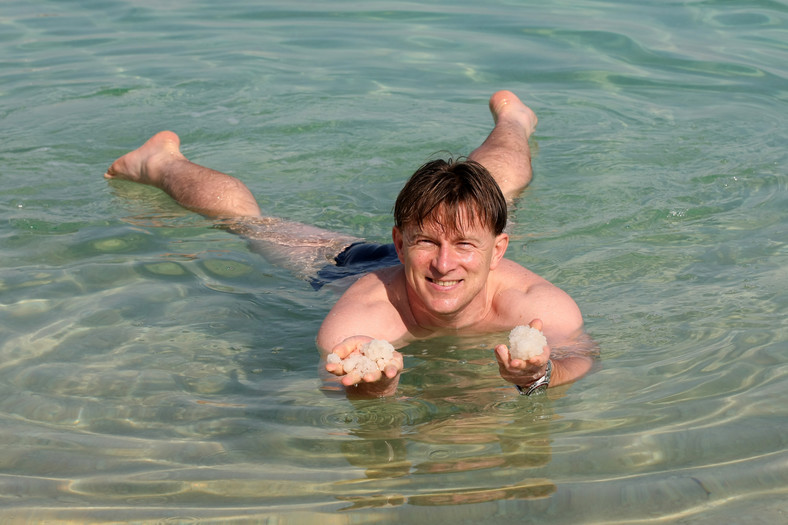 Grzegorz Wędzyski podczas kąpieli w Morzu Martwym