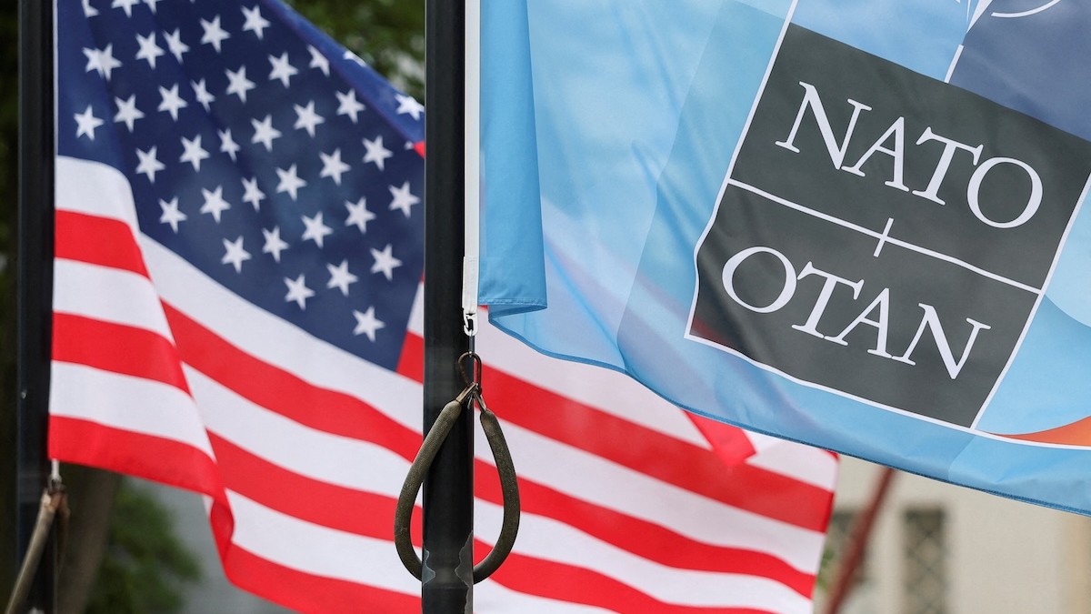 Vlajky NATO a USA.