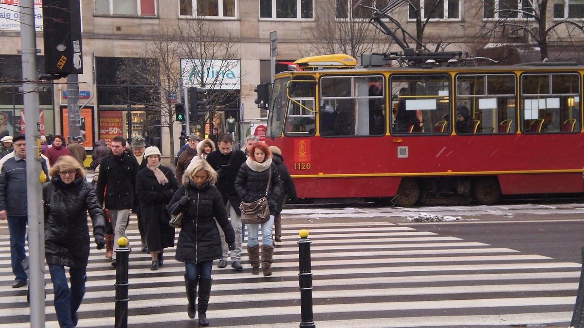 Ślubny garnitur, telewizor, sztuczna szczęka - takie przedmioty pozostawili w pojazdach pasażerowie komunikacji miejskiej. Jak informuje Zarząd Transportu Miejskiego, podróżujący najczęściej odzyskują swoje zguby.