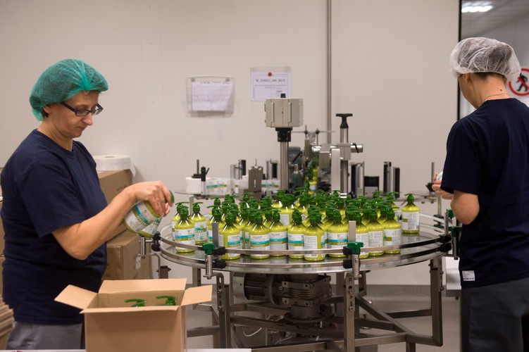 Obecnie firma eksportuje swoje produkty do większości krajów Środkowo-Wschodniej i Zachodniej Europy, a także do Malezji, Tajwanu, Korei Południowej, Wietnamu, Stanów Zjednoczonych czy krajów Zatoki Perskiej. Jej kosmetyki obecne są na półkach aptek i drogerii w całym kraju, a także w sklepie internetowym.<br><br>fot. (gm/cat) PAP/Grzegorz Michałowski