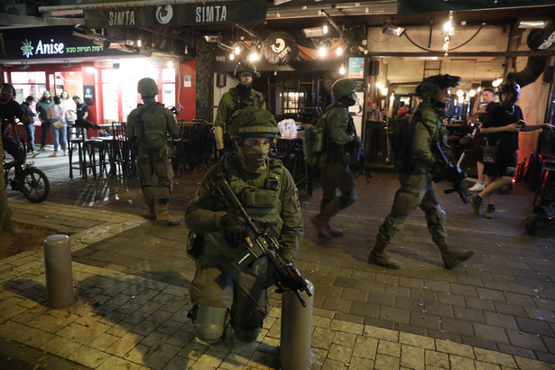 Siły specjalne izraelskiej armii na miejscu zdarzenia na ulicy Dizengoff po strzelaninie w centrum Tel Awiwu