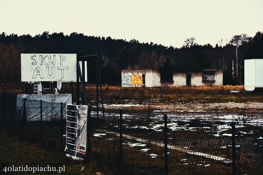 Pozostałość po skupie aut na drodze nr 91