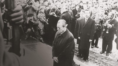 Willy Brandt klękający przed pomnikiem warszawskiego getta