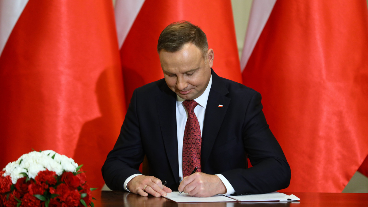 Prezydent Andrzej Duda popisał nowelizację ustawy o akcyzie, podnoszącą o 10 proc. wysokość tego podatku w odniesieniu do napojów alkoholowych i produktów tytoniowych - poinformowała w dzisiejszym komunikacie Kancelaria Prezydenta RP.