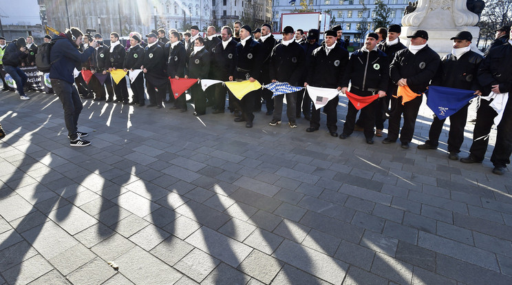 Mintegy hetven kéményseprő demonstrált a Kossuth téren a Parlament  előtt amiatt, hogy eltörlik a kötelező kéményellenőrzést  /Fotó: MTI Máthé Zoltán