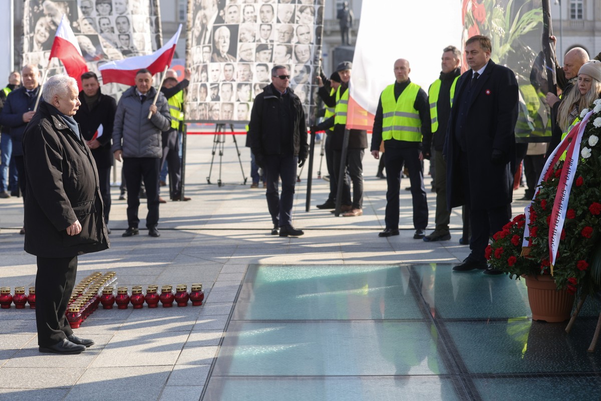Miesięcznica katastrofy smoleńskiej. Aktywiści do Kaczyńskiego: Kiedy skończysz tę szopkę?