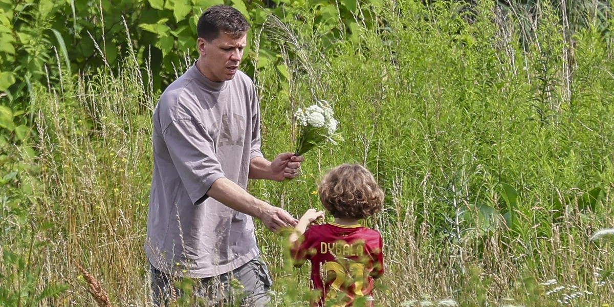 Wojciech Szczęsny zbiera kwiaty dla Mariny.