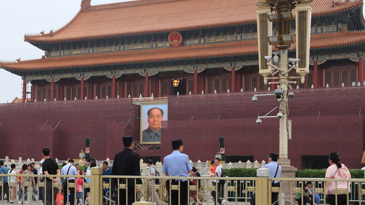 Ludzie gromadzący się na Placu Tiananmen w 30. rocznicę protestów