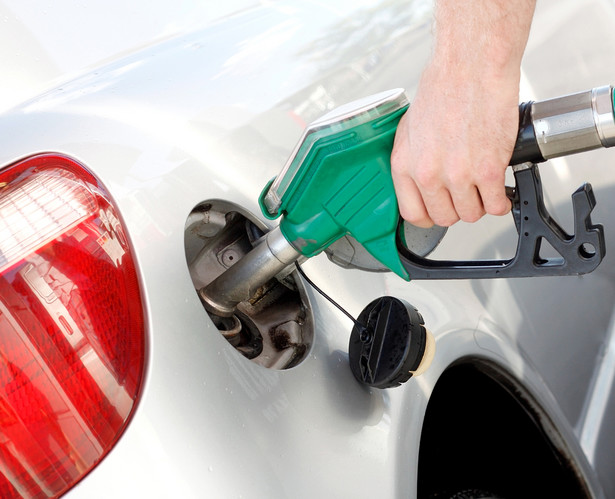 w styczniu 2013 r. za litr benzyny i oleju napędowego możemy zapłacić nawet o 10 gr. mniej niż przed rokiem