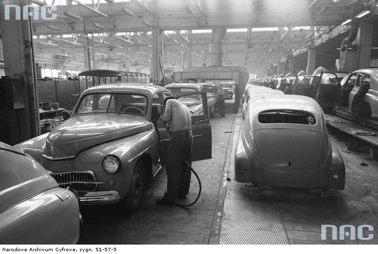 Hala montażowa -samochody marki Warszawa model M20