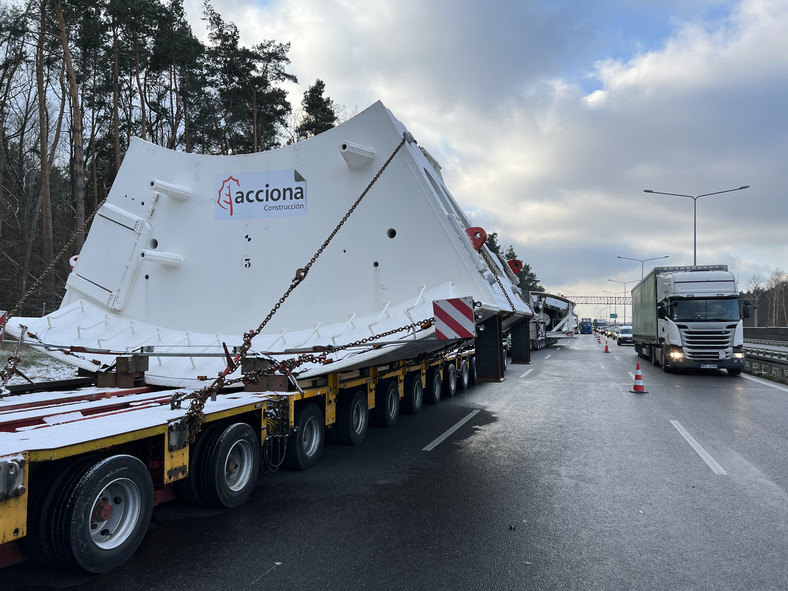 Transport gigantycznej maszyny czeka przed wjazdem do Warszawy na drodze ekspresowej S8 w pobliżu węzła Janki