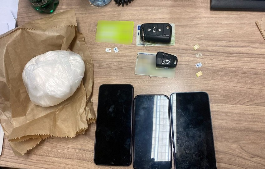 Pronađeni telefoni, kartice, ključevi od automobila i narkotici 