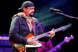 Steven Seagal gra bluesa. Nie on jeden! Gwiazdy Hollywood podbijają scenę muzyczną [ZDJĘCIA]
