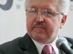 Orzechowski dalej swoje: odbierać obywatelstwo