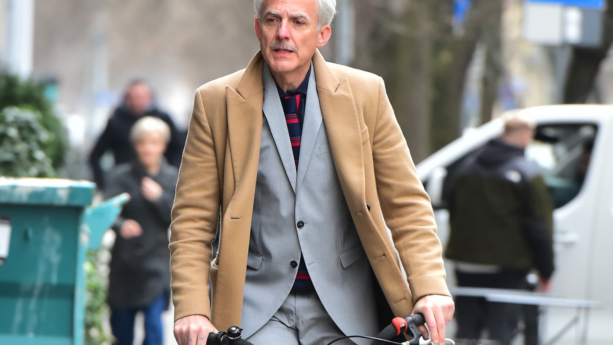 Hubert Urbański w garniturze na rowerze
