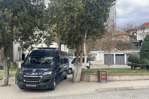 ŠOK NA GRANICI SA SRBIJOM! Pas nanjušio tajni bunker u minibusu, a kada su carinici otvorili pregradu ZANEMELI SU OD PRIZORA
