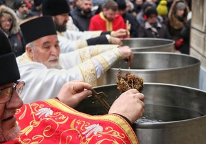 Sveštenik objašnjava kako treba da se koristi i čuva bogojavljenska vodica