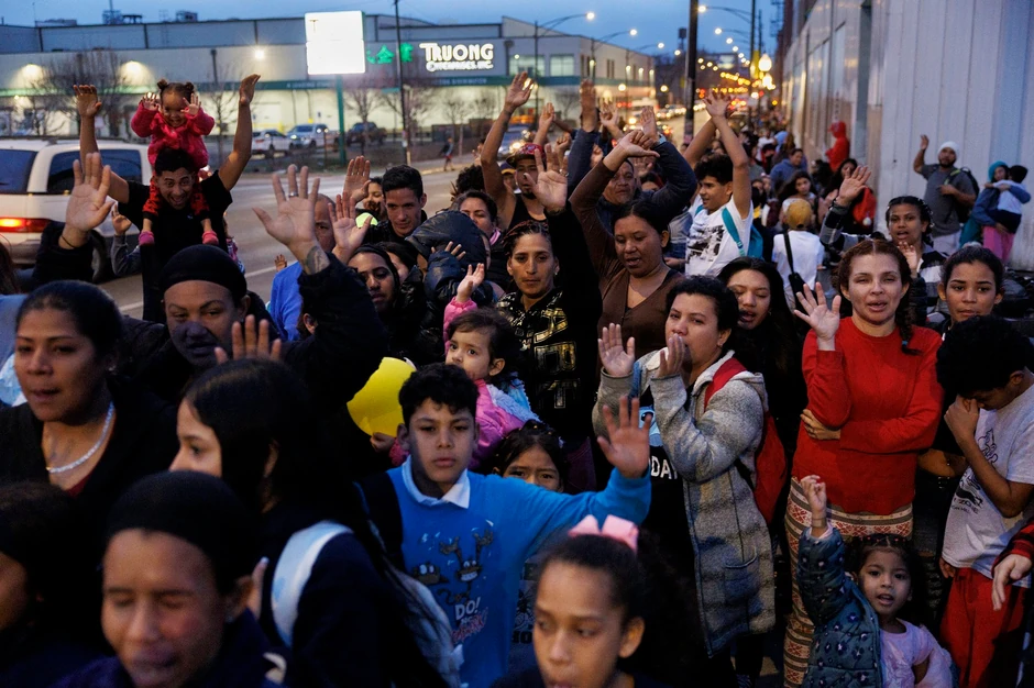 Migranti kod skloništa u Čikagu