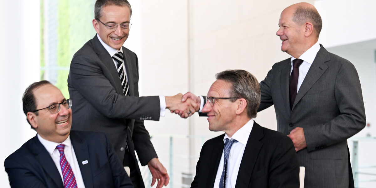 Dyrektor generalny Intela Pat Gelsinger (2L) i kanclerz Niemiec Olaf Scholz (po prawej) oraz sekretarz stanu Joerg Kukies (po lewej) i wiceprezes wykonawczy firmy Intel Keyvan Esfarjani (po prawej) podają sobie ręce po podpisaniu umowy w Berlinie, Niemcy, 19 czerwca 2023 r.