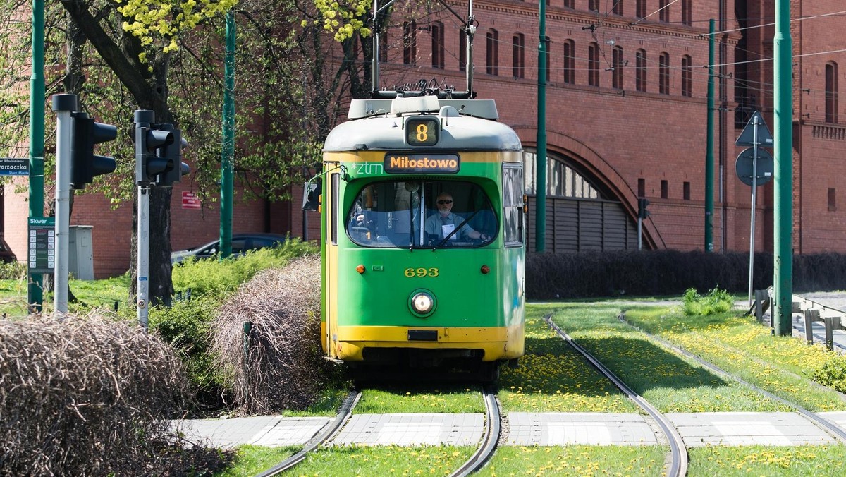 Przez najbliższe dni na ul. Warszawską nie będą dojeżdżały tramwaje linii 6 i 8. To oznacza, że utrudnienia czekają nie tylko okolicznych mieszkańców, ale także osoby dojeżdżające na cmentarza Miłostowo. Zarząd Transportu Miejskiego wprowadza komunikację zastępczą.