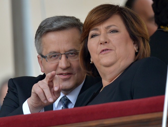 Prezydent Bronisław Komorowski z żoną przed mszą kanonizacyjną. Fot. PAP/Radek Pietruszka