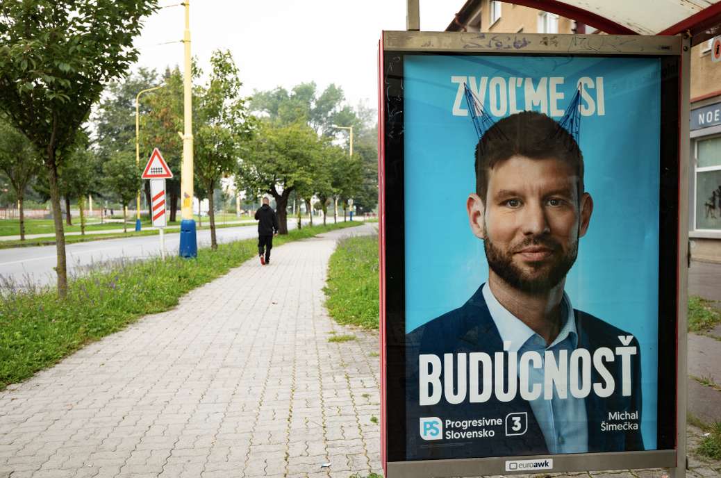 Preszów. Bilbord drugiej w przedwyborczych sondażach partii Progresyw. Przewodzi jej Michal Šimečka – słowacki polityk, politolog i europoseł (na plakacie). Ma 39 lat a jego partia zwraca się do młodych. Stąd głównym hasłem jest budúcnosť czyli przyszłość