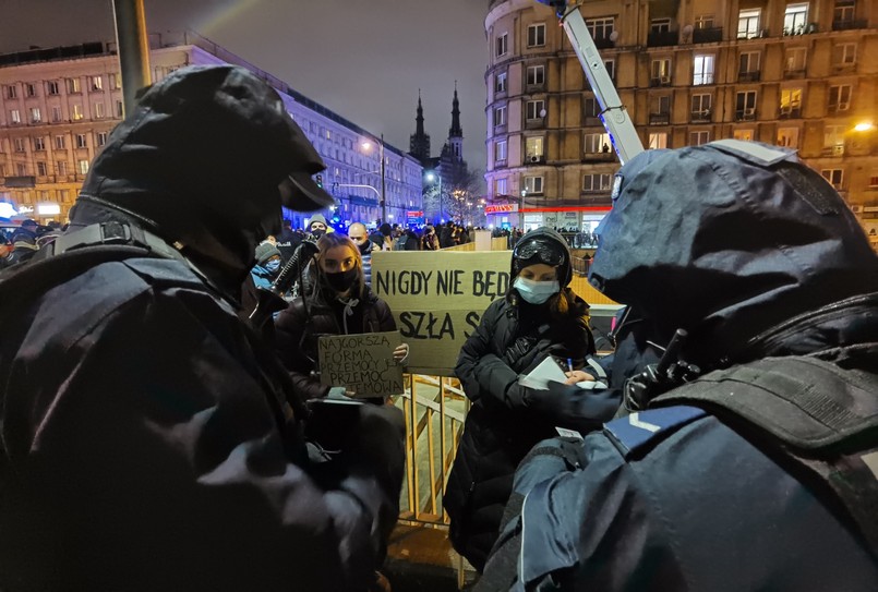 Strajk Kobiet: Policja tłumaczy się z wkroczenia na teren uczelni