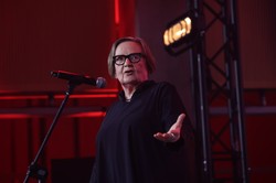 Agnieszka Holland uderza w Tuska i wypomina Sikorskiemu wykształcenie. "Sam był emigrantem"