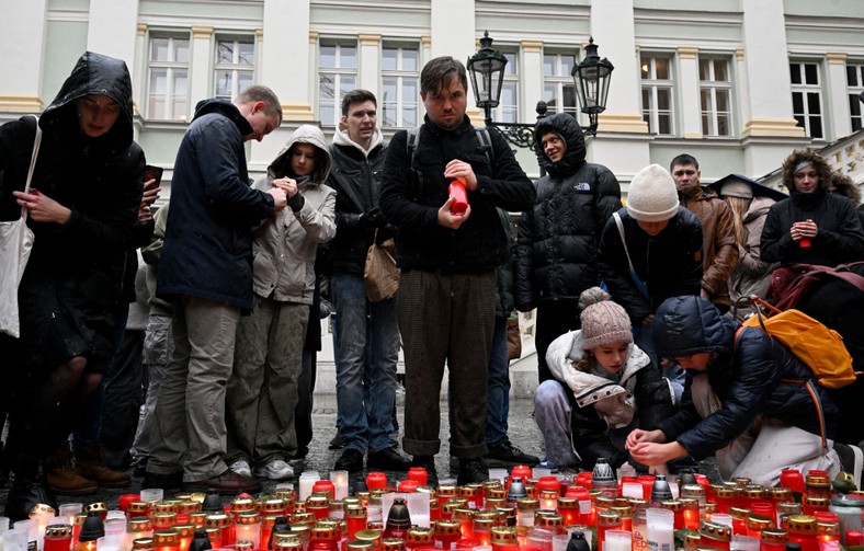 Prażanie składają kwiaty i zapalają znicze pod siedzibą Wydziału Filozofii