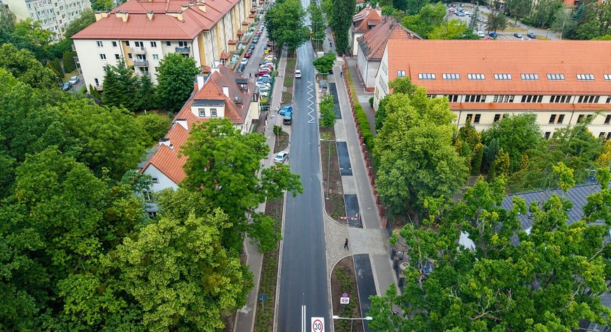 ulica Koszarowa jest po kompleksowej przebudowie i będą mogły mijać się na niej autobusy MPK