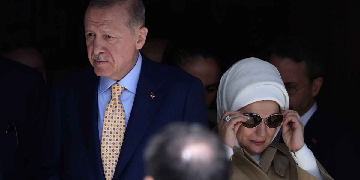 Wybory w Turcji. Prezydent Recep Tayyip Erdogan i jego żona Emine Erdogan opuszczają lokal wyborczy w Stambule, Turcja, 31 marca 2024 r.