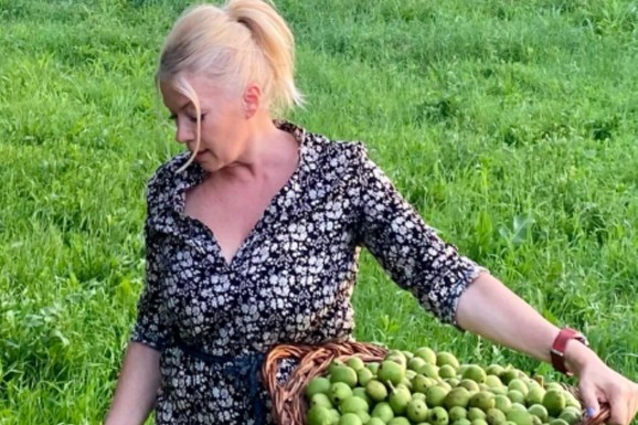 SKRIVENI RAJ NADOMAK APATINA Bivša žena Jovana Memedovića bere voće, sadi cveće, sve radi sama