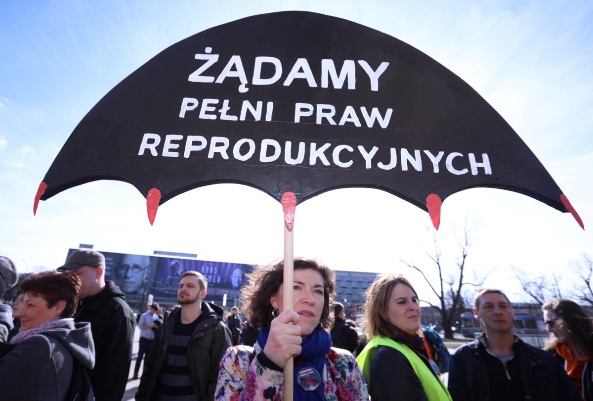Uczestnicy Manify odczytali manifest, w którym napisali m.in. „Potrzebujemy czystego powietrza, wolnego od zanieczyszczeń. Bez tego każdego dnia nasze zdrowie i życie są zagrożone